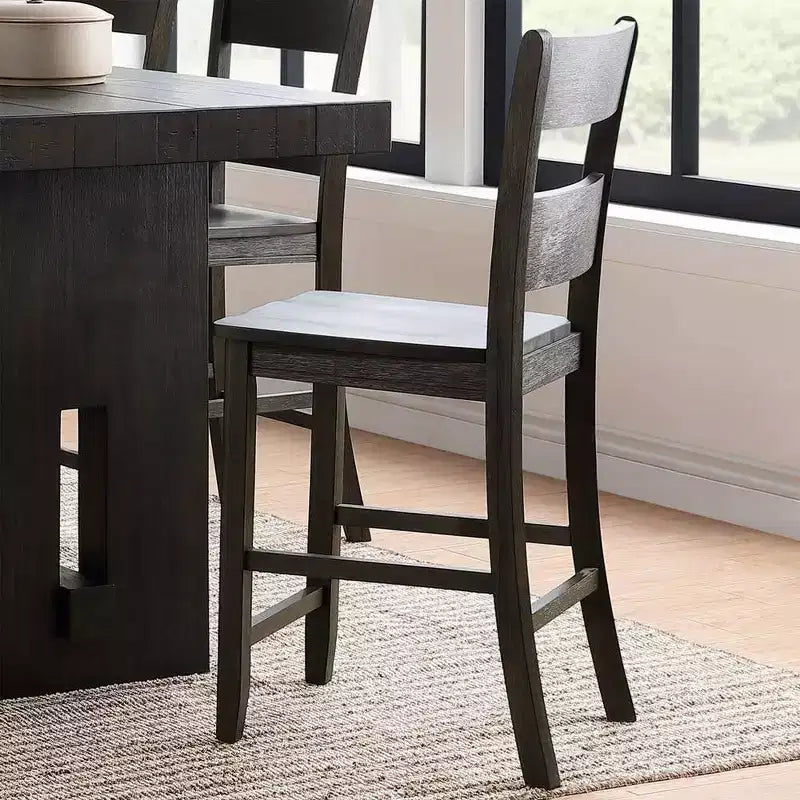 Chaise de salle à manger, finition noyer vieilli