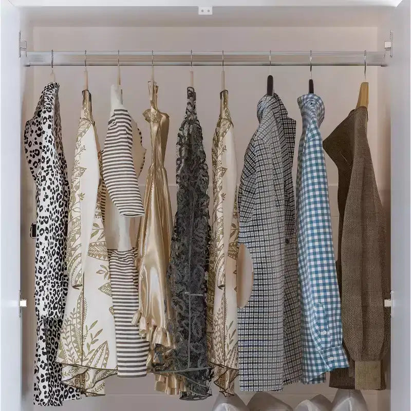 Armoire blanche avec tringle à vêtements et portes miroirs