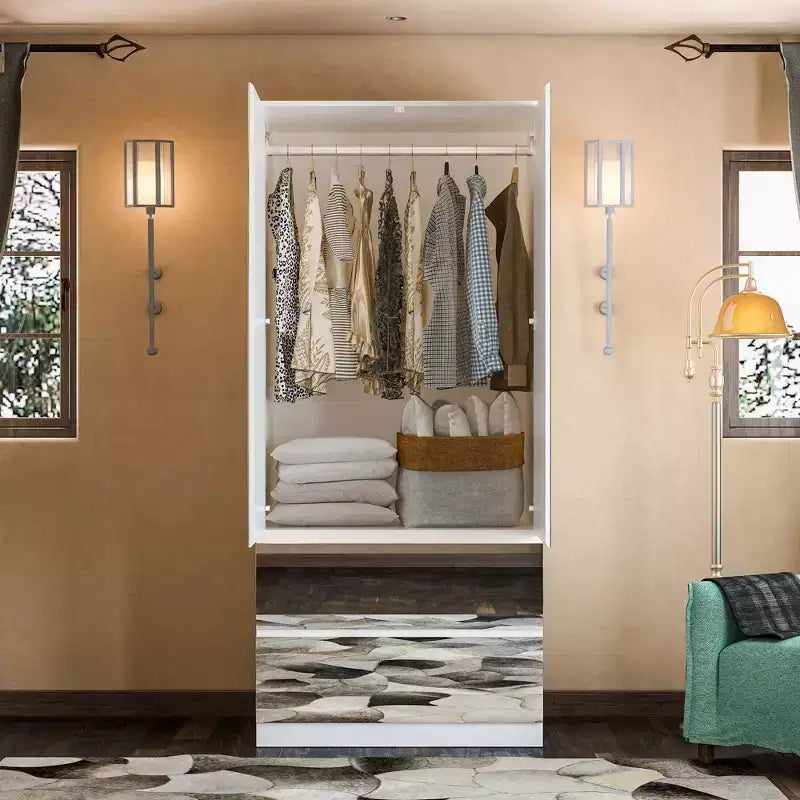 Armoire blanche avec tringle à vêtements et portes miroirs