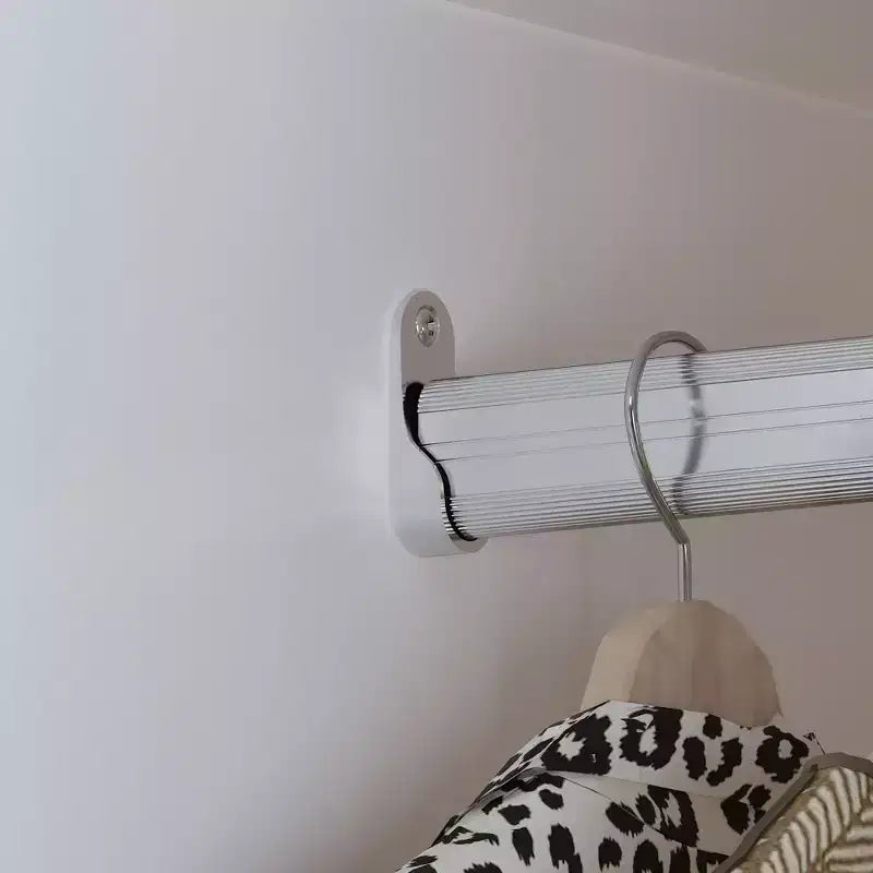 Armoire blanche avec tringle à vêtements et portes miroirs