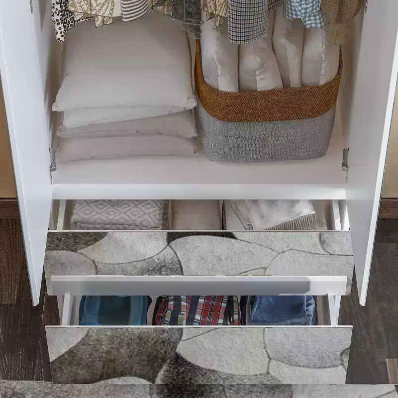 Armoire blanche avec tringle à vêtements et portes miroirs